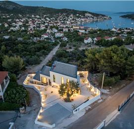 4 bedroom villa with heated pool and sea view in Vinišće, sleeps 8